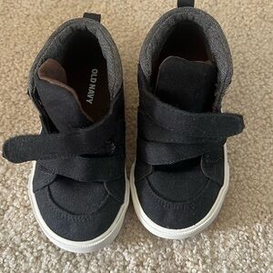 Black and white Old Navy toddler shoes size 7